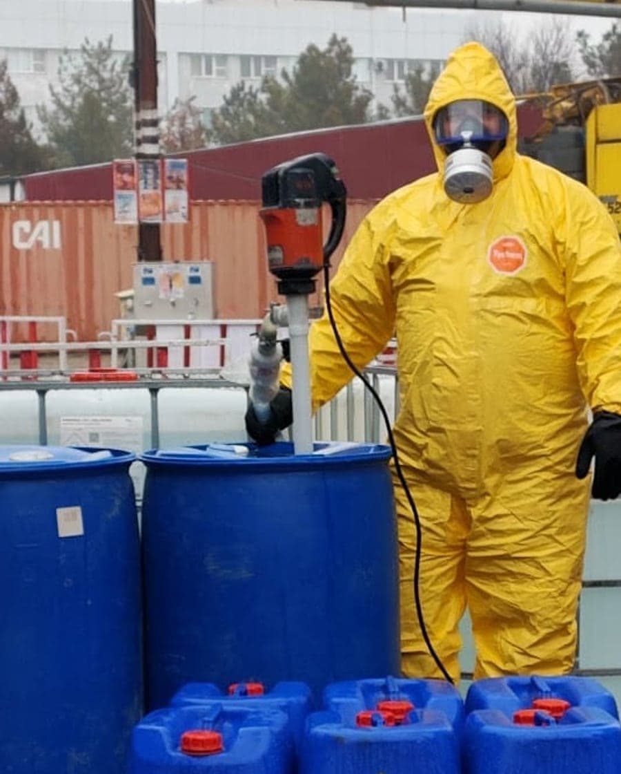 Chemical cleaning work on an industrial tank
