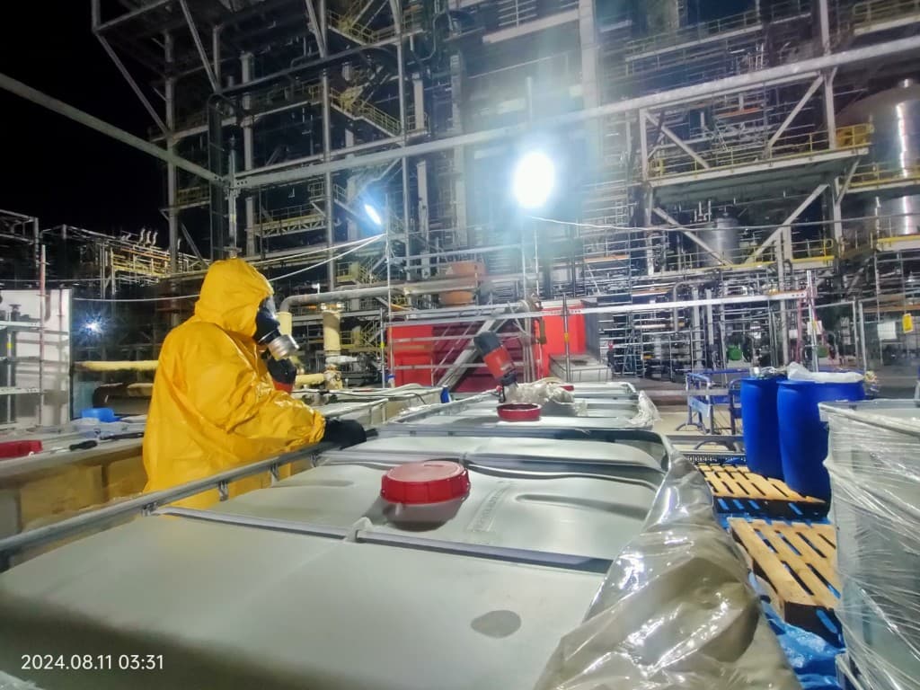 On-site chemical handling with IBC tanks at an industrial plant